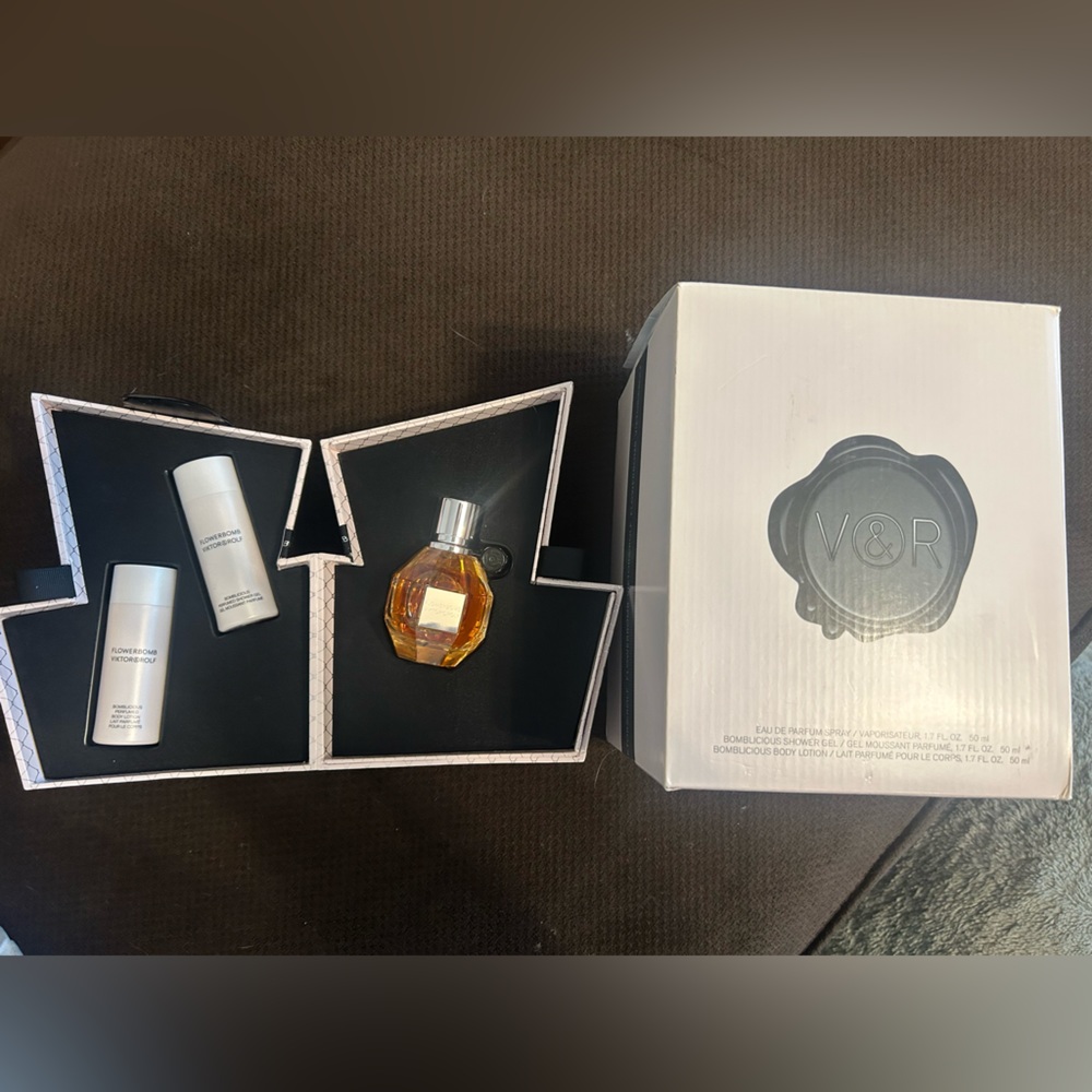Flowerbomb victor & Rolf gift set new in box